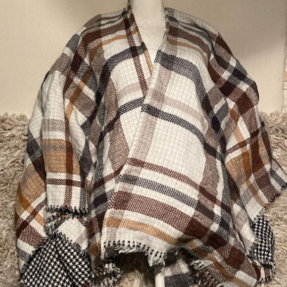 Reversible Ladies fringe Poncho Natural colors in plaid houndstooth black& white - Picture 1 of 6